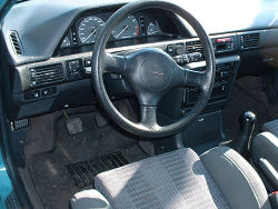 Mazda 323F sisältä